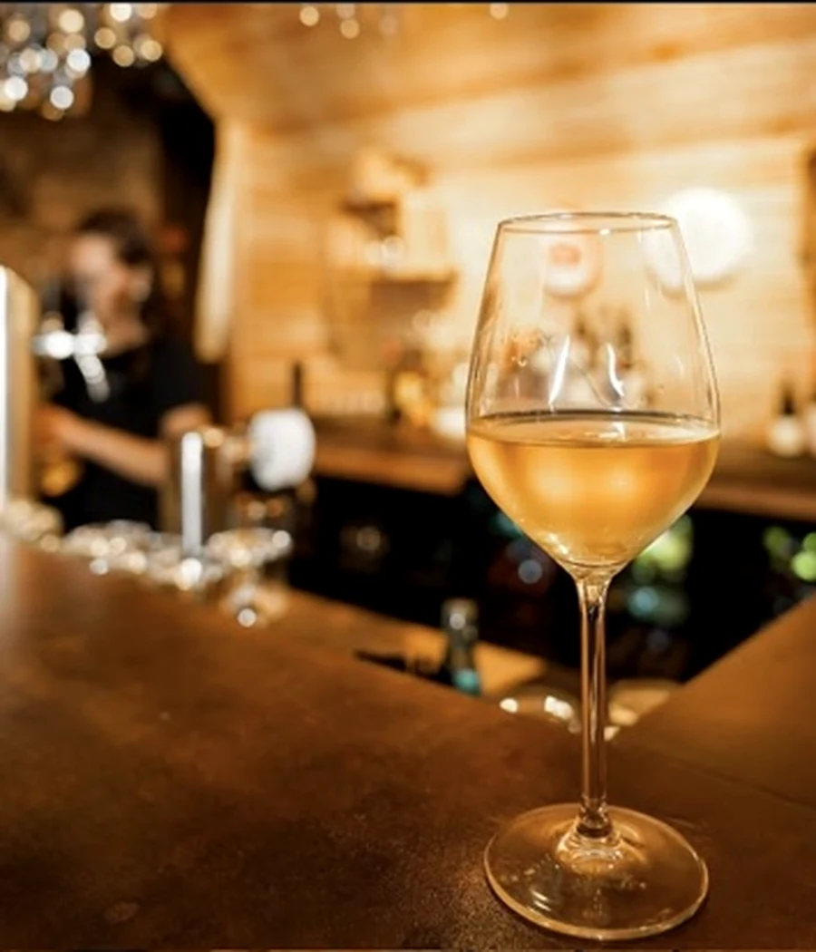 Weinglas an der Bar